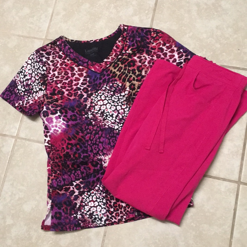 *SOLD**Beautiful Scrub Set Xs